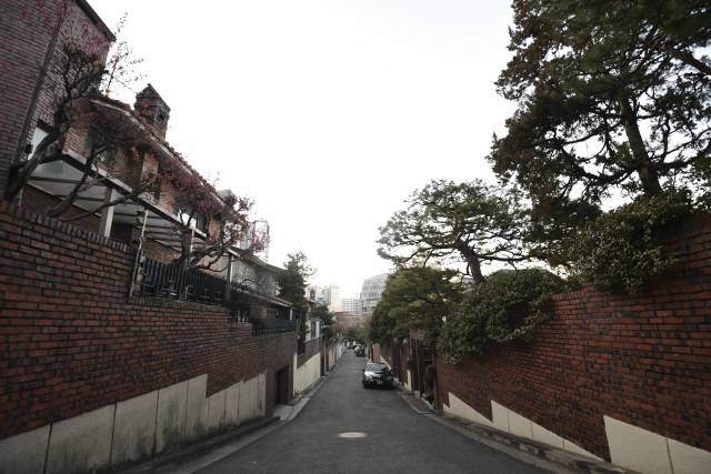 올해 공시가격이 큰 폭으로 뛴 서울 강남구 삼성동의 단독주택 전경. /서울경제DB