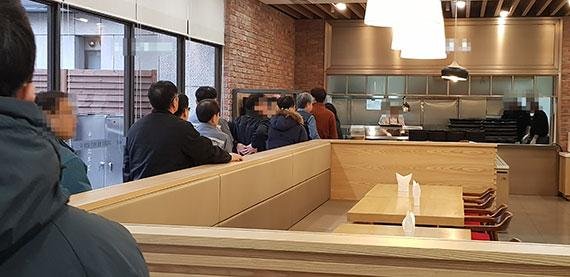 여의도의 한 구내식당. 직장인들이 점심을 먹기 위해 줄을 서서 기다리고 있다. /사진=이혁 기자