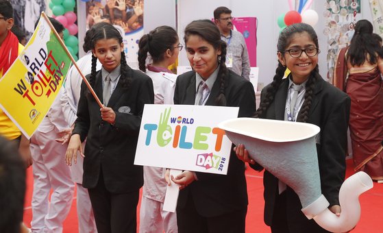 2018년 11월 19일 세계 화장실의 날을 맞아 인도 뉴델리에서 열린 기념 행사에서 초등학생 소녀들이 홍보 활동을 하고 있다. [EPA=연합뉴스]