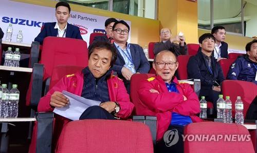 관람석서 여유롭게 축구 구경하는 박항서 (하노이=연합뉴스) 민영규 특파원 = 26일 오후 베트남 하노이 항더이 경기장에서 박항서 베트남 축구대표팀 감독(맨 앞줄 오른쪽)이 이영진 수석코치와 관람석에 나란히 앉아 프로축구 K리그1(1부리그) 울산 현대와 베트남 22세 이하(U-22) 축구대표팀의 친선 경기를 지켜보고 있다. 아랍에미리트에서 개최된 아시안컵에서 베트남 대표팀을 12년 만에 8강에 진출시키고 이날 베트남으로 복귀한 박 감독은 카메라를 향해 활짝 웃었다. 2019.1.26 youngkyu@yna.co.kr