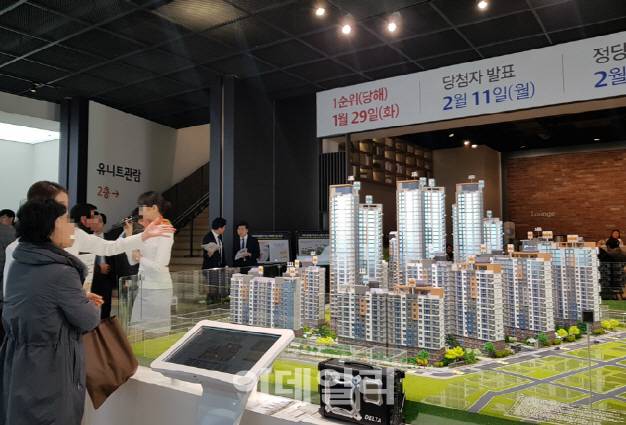 서울 강남구 신사동 대림주택문화관에 마련된 ‘e편한세상 광진 그랜드파크’ 모델하우스 모형도 앞에서 관람객이 설명을 듣고 있다. 사진=경계영 기자