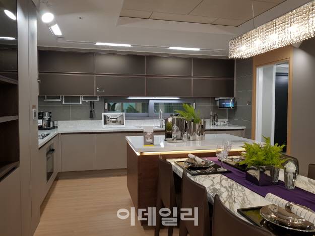 서울 광진구 화양동 일대에 지어지는 ‘e편한세상 광진 그랜드파크’ 전용 115㎡B 유니트 내 부엌의 모습.