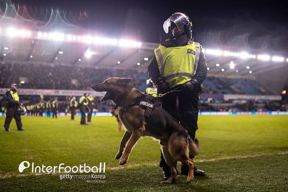 밀월 vs 에버턴 경기에서의 경찰들