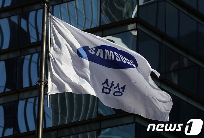 서울 서초구 삼성전자 사옥에 걸린 삼성 깃발/뉴스1 © News1