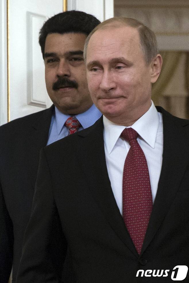 블라디미르 푸틴 러시아 대통령(앞)과 니콜라스 마두로 베네수엘라 대통령 © AFP=뉴스1