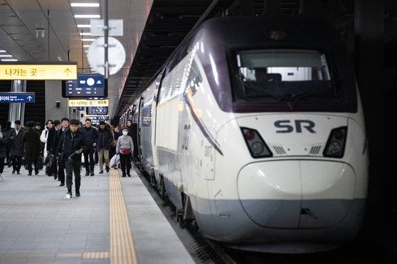 2016년 12월 개통한 SRT 고속열차. SRT 열차를 타면 서울수서역에서 광주송정역까지 1시간 30분가량 걸린다. 뉴스1
