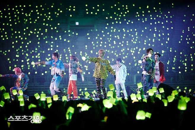 그룹 NCT127이 지난 26일과 27일 서울 올림픽공원 KSPO돔에서 첫 단독 콘서트 ‘네오 시티:서울-디 오리진’ 무대에서 퍼포먼스를 선보이고 있다. 사진 SM엔터테인먼트