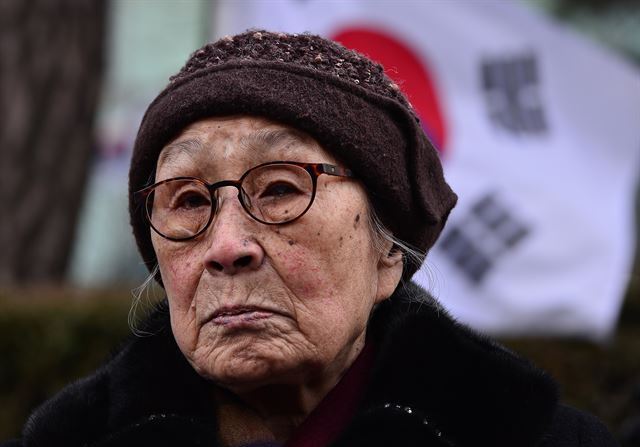 2015년 일본군 위안부 문제 해결을 위한 수요집회에 참석한 인권활동가 김복동 할머니. 한국일보 자료사진