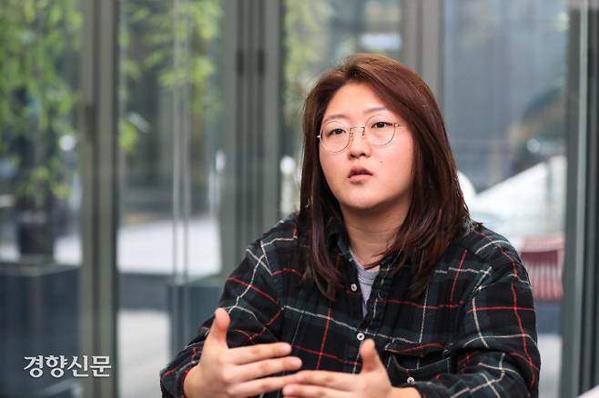 지난 22일 서울 강남구 구글캠퍼스에서 성소수자 편견 바로잡기 위해 퀴어 콘텐츠 선보이는 유튜버 수낫수를 만났다. / 이준헌 기자 ifwedont@kyunghyang.com