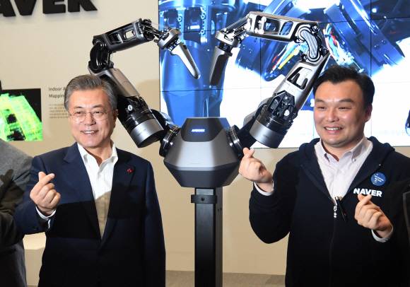 문재인 대통령이 29일 오전 서울 동대문디자인플라자에서 개막한 한국 전자?IT산업 융합 전시회를 방문해 네이버랩스의 지능형 로봇팔과 하트를 만들고 있다. 2019. 1. 29 도준석 기자 pado@seoul.co.kr 문재인 대통령이 29일 오전 서울 동대문디자인플라자에서 개막한 한국 전자?IT산업 융합 전시회를 방문해 네이버랩스의 지능형 로봇팔과 하트를 만들고 있다. 2019. 1. 29 도준석 기자 pado@seoul.co.kr