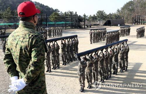 해군 훈련병 목봉체조 (창원=연합뉴스) 김동민 기자 = 추운 날씨가 이어진 29일 오전 경남 창원시 진해구 해군교육사령부 야전 교육훈련대에서 해군 654기 훈련병이 단결력과 협동심 배양을 위한 목봉체조를 하고 있다. 2019.1.29 image@yna.co.kr