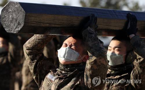해군 목봉체조 '동료를 믿으며' (창원=연합뉴스) 김동민 기자 = 추운 날씨가 이어진 29일 오전 경남 창원시 진해구 해군교육사령부 야전 교육훈련대에서 해군 654기 훈련병이 단결력과 협동심 배양을 위한 목봉체조를 하고 있다. 2019.1.29 image@yna.co.kr