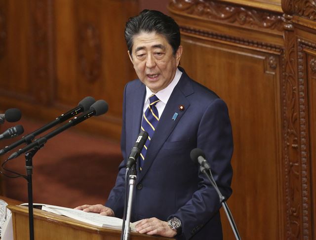 아베 신조 일본 총리가 28일 도쿄에서 국회 시정 연설을 하고 있다. 도쿄=AP 연합뉴스