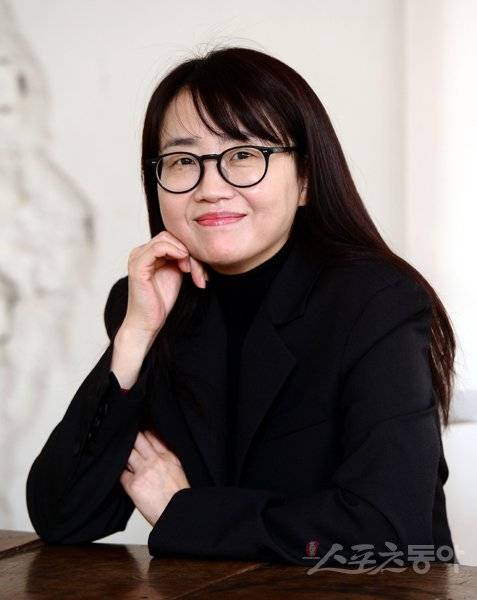 넷플릭스 첫 한국드라마 ‘킹덤’을 집필한 김은희 작가는 “출연자의 연기나 세트 구성을 모르는 상태에서 작업하는 게 신선했다”고 돌이켰다. 김민성 기자 marineboy@donga.com
