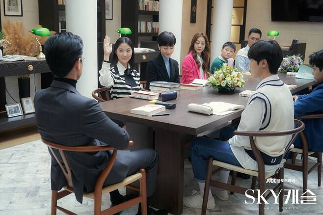 JTBC 'SKY 캐슬'은 입시 문제를 정면으로 다룬다. 명문대에 보내기 위해 고군분투하는 학부모와 그 자식의 이야기가 펼쳐진다. (사진=JTBC 제공)