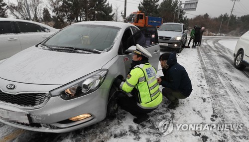 눈 내린 도로 [연합뉴스 자료사진]