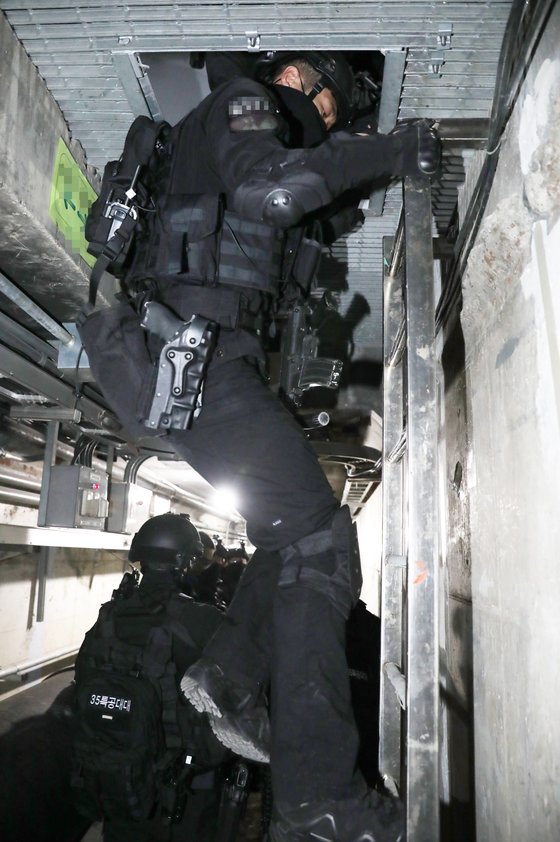 수방사 특공대대 장병들이 서울시내 한 지하공동구에서 열린 대테러 훈련에 투입된 35특대대 대원들이 좁은 사다리로 공동구에 들어서고 있다. [김경빈 기자]