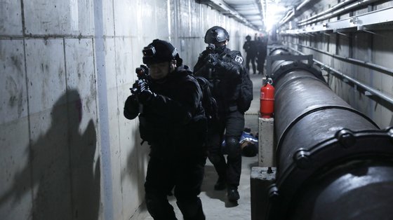 수방사 특공대대 장병들이 서울시내 한 지하공동구에서 열린 대테러 훈련에서 수색정찰 활동을 펼치고 있다. 테러범과 총격전을 벌인 뒤 몸수색에 앞서 전방을 경계하고 있다. [김경빈 기자]