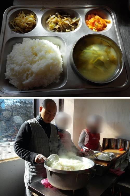 점심(사진 위)과 배식 중인 주지 지견스님, 봉사자들.