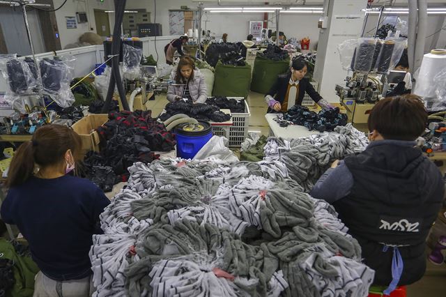 중국 푸젠성 남동부 진장의 한 양말공장에서 노동자들이 작업하고 있다. AP 연합뉴스 자료사진