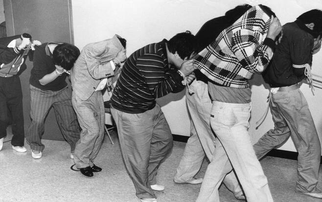 1990년 9월 24일 경찰에 붙잡힌 인신매매범들. 서울시경은 인신매매범 일제 단속에서 84명을 적발해 58명을 구속하고 26명을 입건했다. [중앙포토]