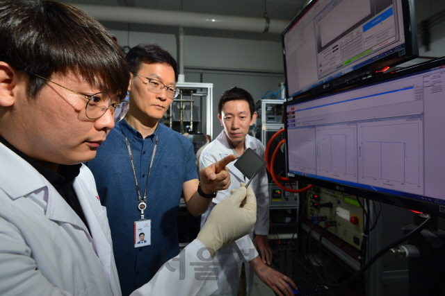 KIST의 안혁순(왼쪽부터) 연구원, 이종호 박사, 지호일 박사가 세계 최고 성능의 친환경 수소연료전지를 시험하고 있다.   /사진=한국연구재단