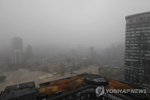 中 미세먼지 대란 이틀째…대기오염 황색경보 (베이징 EPA=연합뉴스) 14일 중국환경관측센터에 따르면 베이징의 공기질은 오전 8시 현재 '심각한 오염'(5급) 수준이다. 초미세먼지 농도로는 227㎍/㎥이며 공기질지수(AQI)로는 277을 나타내고 있다.         베이징에는 전날 오전 8시를 기해 대기오염 황색경보가 발령됐다. 이와 함께 톈진(天津)시, 허베이(河北)성, 허난성 등지까지 모두 25개 도시에서 심각한 대기오염 경보가 내려졌다. 중국은 대기 경보를 3단계로 나누는데 1단계인 황색경보는 공기질지수가 하루 평균 200을 넘어서는 날이 이틀 넘게 이어질 때 발령된다. 사진은 이날 베이징 중심가 건물들이 스모그에 잠긴 모습. bulls@yna.co.kr