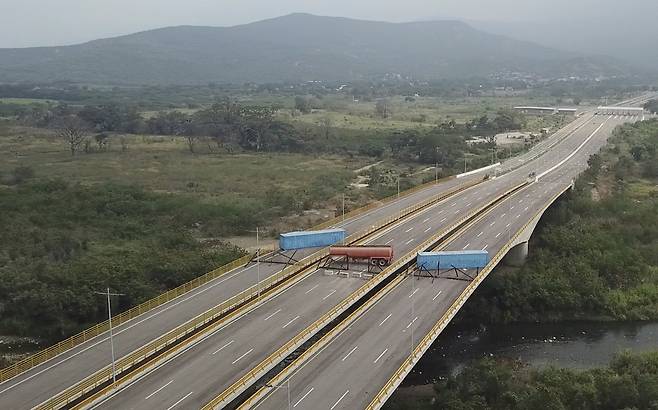 베네수엘라와 콜럼비아를 잇는 티엔디타스 다리가 6일(현지시간) 베네수엘라 군이 설치한 오일 탱크와 화물 컨테이너로 막혀 있다. 이로인해 베네수엘라로 들어가는 국제 사회의 원조도 중단됐다. [AP=연합뉴스]