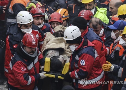 터키 아파트 붕괴 사고 이틀 후 구조된 16세 매몰자 [AP=연합뉴스]
