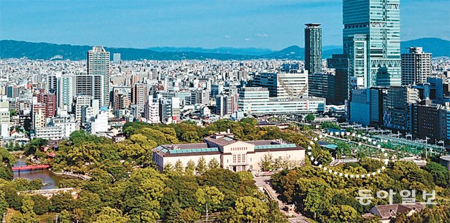 염상섭의 거사 장소인 오사카 덴노지공원은 100년 전과 크게 달라졌다. 오사카 시립미술관 오른쪽과 공원 밖 고층 건물 사이의 녹지 공간(점선)이 3·19독립선언을 위해 한인 노동자들이 모였던 공회당 자리로 추정된다. 동아일보DB