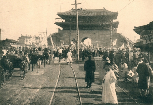 (서울=연합뉴스) 주변에 전차선로가 개설되고 전봇대가 세워진 1912년 숭례문.