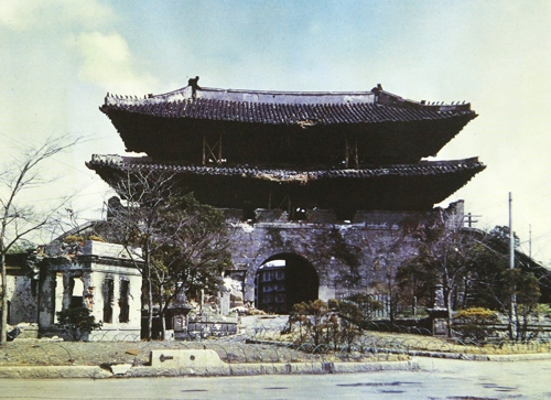 (서울=연합뉴스) 전쟁의 화마가 할퀴고 간 1951년 숭례문.