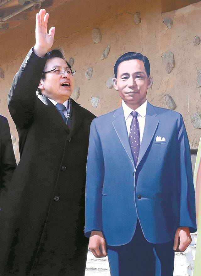 자유한국당 당권 주자인 황교안 전 총리가 9일 오후 경북 구미 박정희 전 대통령 생가를 찾아 기념사진을 찍고 있다. 구미=연합뉴스