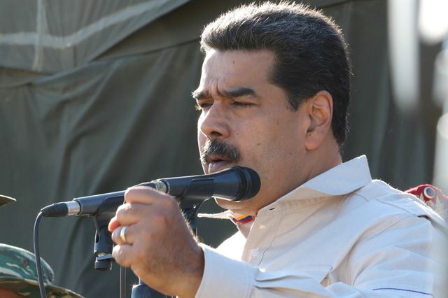 니콜라스 마두로 베네수엘라 대통령이 10일 차라야베 군사훈련에 참석해 연설을 하고 있다. 차라야베=로이터 연합뉴스