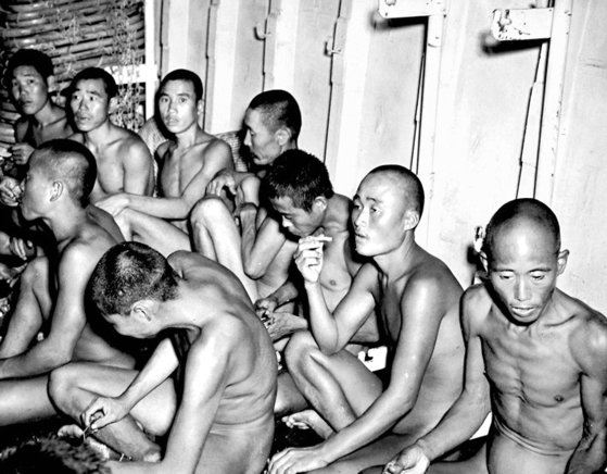 1945년 3월 남태평양에서 미군에게 구조된 한국인 강제징용자들. 제공=국사편찬위원회