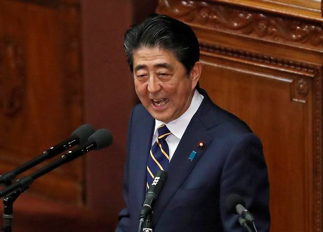 아베 신조 일본 총리가 지난달 28일 국회 중의원에서 새해 시정연설을 하고 있다. 도쿄/로이터연합뉴스