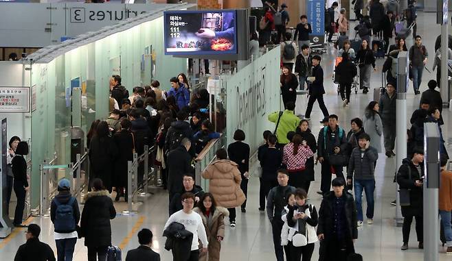 지난 2일 오후 인천국제공항 제1여객터미널 출국장이 이용객들로 붐비고 있다. /사진= 뉴시스