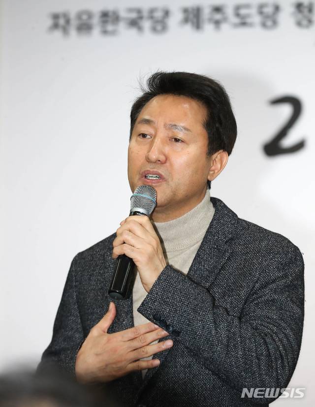 【제주=뉴시스】우장호 기자 = 자유한국당 대표에 출마한 오세훈 전 서울시장이 9일 오후 제주시 남성로 미래컨벤션센터에서 열린 자유한국당 제주도당 청년위원회 발대식에 참석해 축사하고 있다. 2019.02.09. woo1223@newsis.com