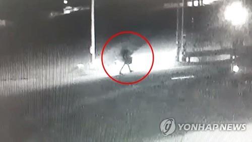 부친 살해 30대 사진은 CCTV에 찍힌 A씨가 아버지의 집으로 향하는 모습 [충남지방경찰청 제공]