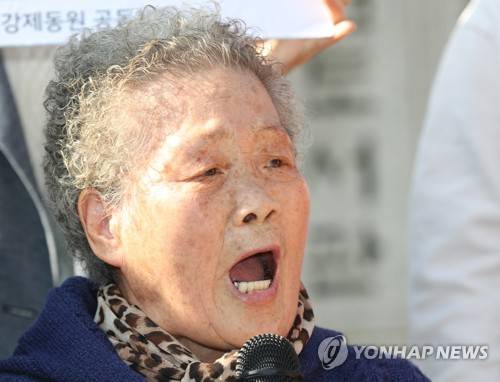한이 맺힌 절규 (서울=연합뉴스) 김도훈 기자 = 24일 오전 서울 서초구 대법원 앞에서 열린 신일주철금 강제동원 소송 관련 기자회견에서 후지코시 근로정신대 소송 원고인 김정주 할머니가 발언을 하고 있다. 오는 30일 대법원 전원합의체는 대법정에서 여운택씨 등 일제 강제징용 피해자 4명이 일본 신일본제철(현 신일철주금)을 상대로 낸 손해배상청구 소송 재상고심 판결을 선고한다. 양승태 사법부 시절 법원행정처가 재판에 개입했다는 의혹이 불거진 소송 중 하나인 이번 사건은 2013년 8월 대법원에 사건이 접수된 지 5년2개월 만에 선고가 내려진다. 2018.10.24 superdoo82@yna.co.kr