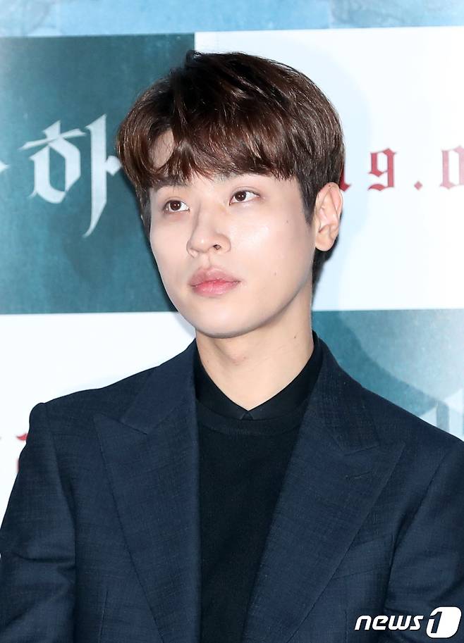 배우 박정민이 13일 오후 서울 용산 CGV에서 열린 영화 '사바하' 언론 시사회에 참석해 객석을 바라보고 있다. ‘사바하’는 신흥 종교 집단을 쫓던 ‘박목사’(이정재 분)가 의문의 인물과 사건들을 마주하게 되며 시작되는 미스터리 스릴러이다. 2019.2.13/뉴스1 © News1 권현진 기자