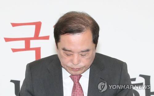 사과하는 김병준 위원장 (서울=연합뉴스) 이진욱 기자 = 자유한국당 김병준 비상대책위원장이 12일 국회에서 '5.18 망언' 관련 대국민 사과를 하고 있다. cityboy@yna.co.kr