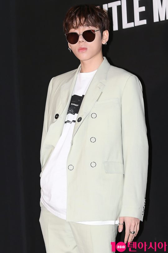 가수 지코가 14일 오후 서울 강남구 신사동에서 열린 글로벌 아이웨어 브랜드의 2019 컬렉션 ’13’ 런칭 행사에 참석해 매력을 보여주고 있다.