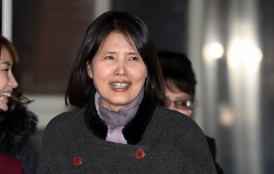 고은 시인의 성추행 의혹을 폭로했다가 손해배상 청구 소송을 당한 최영미 시인이 15일 오후 서울 서초구 서울중앙지법에서 열린 선고공판이 끝난 뒤 법정을 나서고 있다.(사진=연합뉴스)
