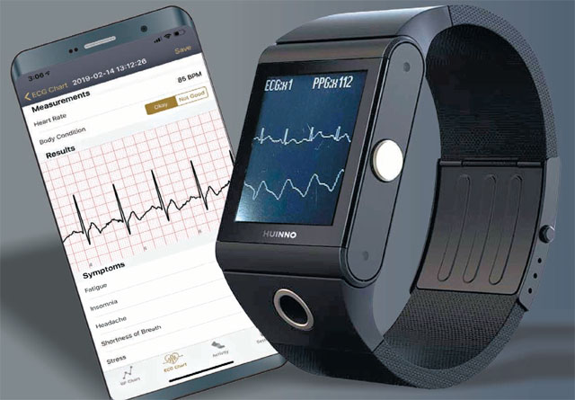 스타트업 휴이노가 애플보다 3년 먼저 시제품을 만든 심전도 측정 스마트워치. 다음 달 국내 첫 웨어러블 의료기기 인증을 받은 뒤 심전도 데이터 활용 심장관리 서비스를 시작한다. 휴이노 제공