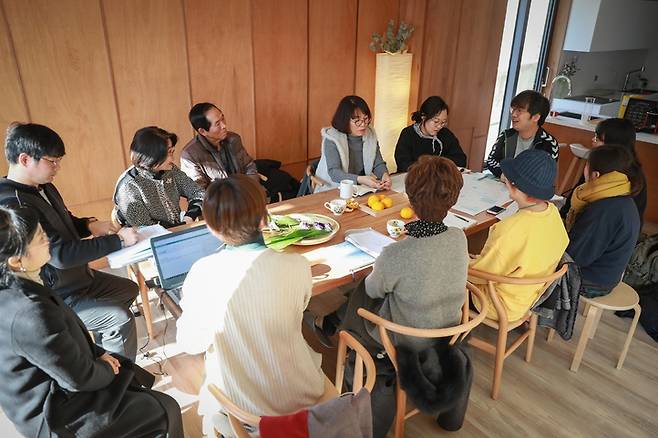 전북 전주시 완산구 중노송동에서 한달 동안 살고 있는 청년 3명이 지난달 10일 동네 쉼터에서 주민과 이야기를 나누고 있다. 전주시사회혁신센터 제공