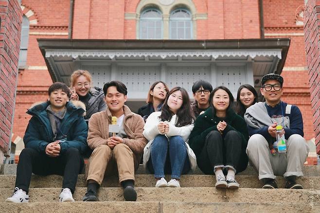 지난해 목포 구도심 중앙동 ‘괜찮아 마을’에 한달 반 동안 머문 청년들. 60명 중 28명이 프로젝트가 끝난 뒤에도 목포에 남아 취업을 했거나 창업 준비를 하고 있다. 박명호 공장공장 대표 제공