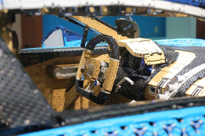 핸들, 좌석, 대시보드 등 차량 내부 역시 대부분 레고 테크닉 블록으로 만들어졌다. [로이터=연합뉴스]