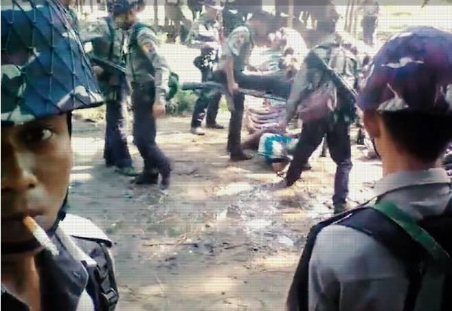 2016년 11월5일 미얀마 무장경찰들이 미얀마 서부 라카인주 북쪽의 로힝야 거주지 쿠텐콱 마을에서 남성 주민들을 한곳에 앉혀놓고 발길질하고 있다. 2017년 8월 집단학살이 벌어지기 전에도 미얀마 정부의 탄압은 일상적으로 벌어졌다. 이 영상은 한 무장경찰이 이 장면을 배경으로 자신의 모습을 촬영한 것이다.   유튜브 캡처