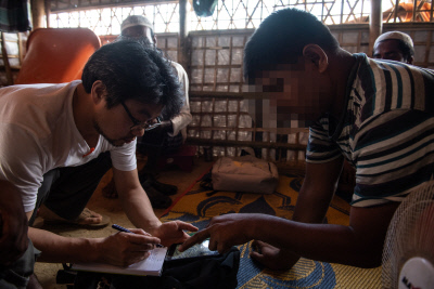 지난해 6월 아시아인권평화디딤돌 아디의 김기남 변호사(왼쪽)가 방글라데시 로힝야 난민캠프에서 뚤라똘리 마을 출신 주민을 인터뷰하고 있다. ⓒ조진섭